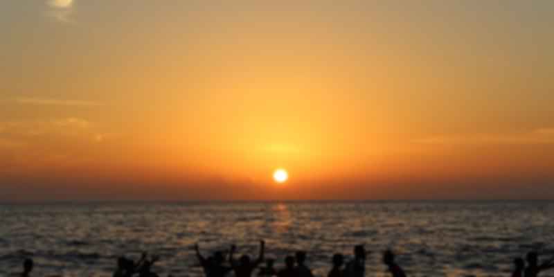 tourists enjoying their evening at Cherai Beach