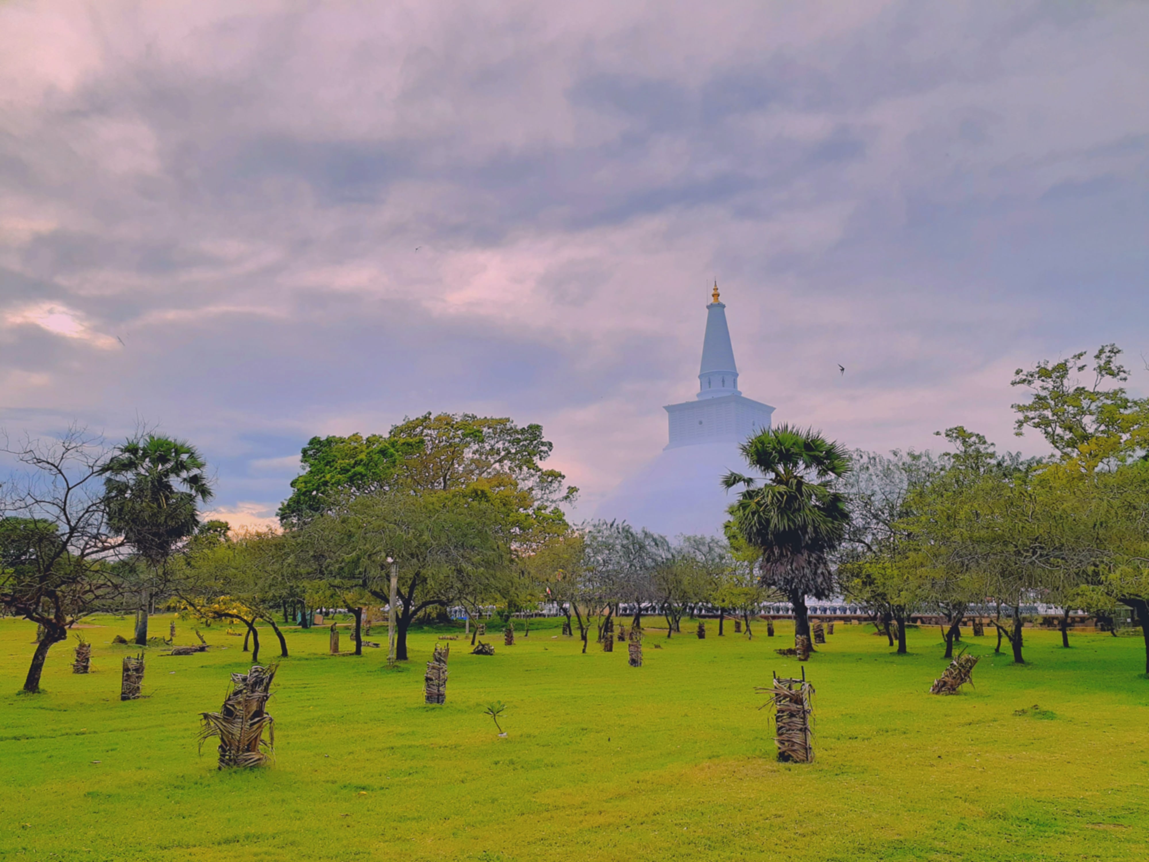 Ruwanwelisaya In Anuradhapura – A Remarkable White Beauty!