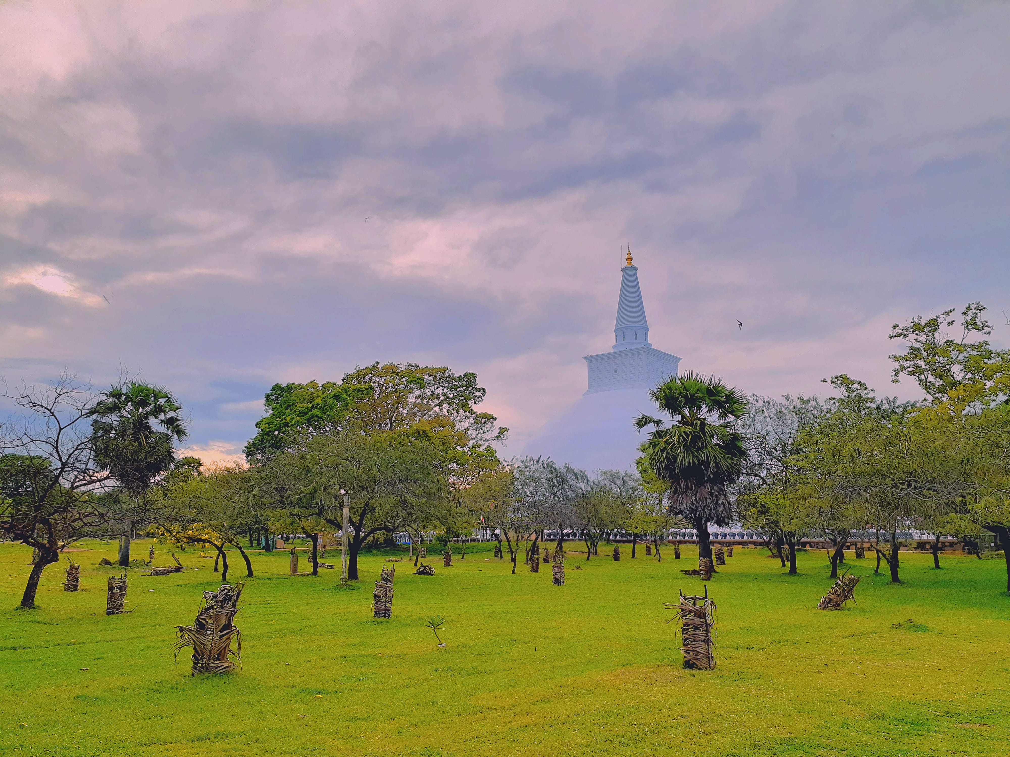 Ruwanwelisaya In Anuradhapura – A Remarkable White Beauty!
