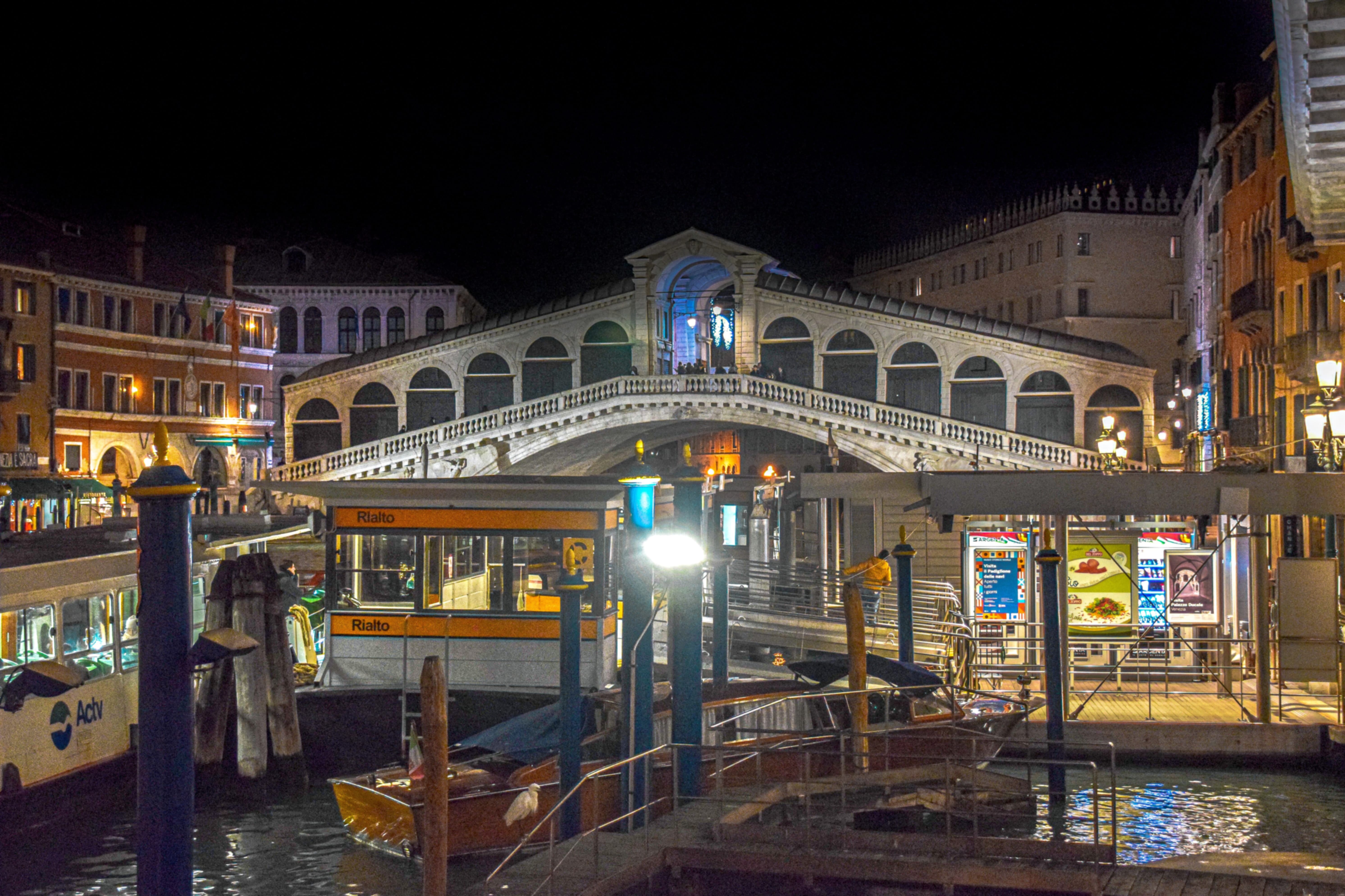 Rialto bridge, Venice- Guide To Enjoy the heart of Venice to its fullest!