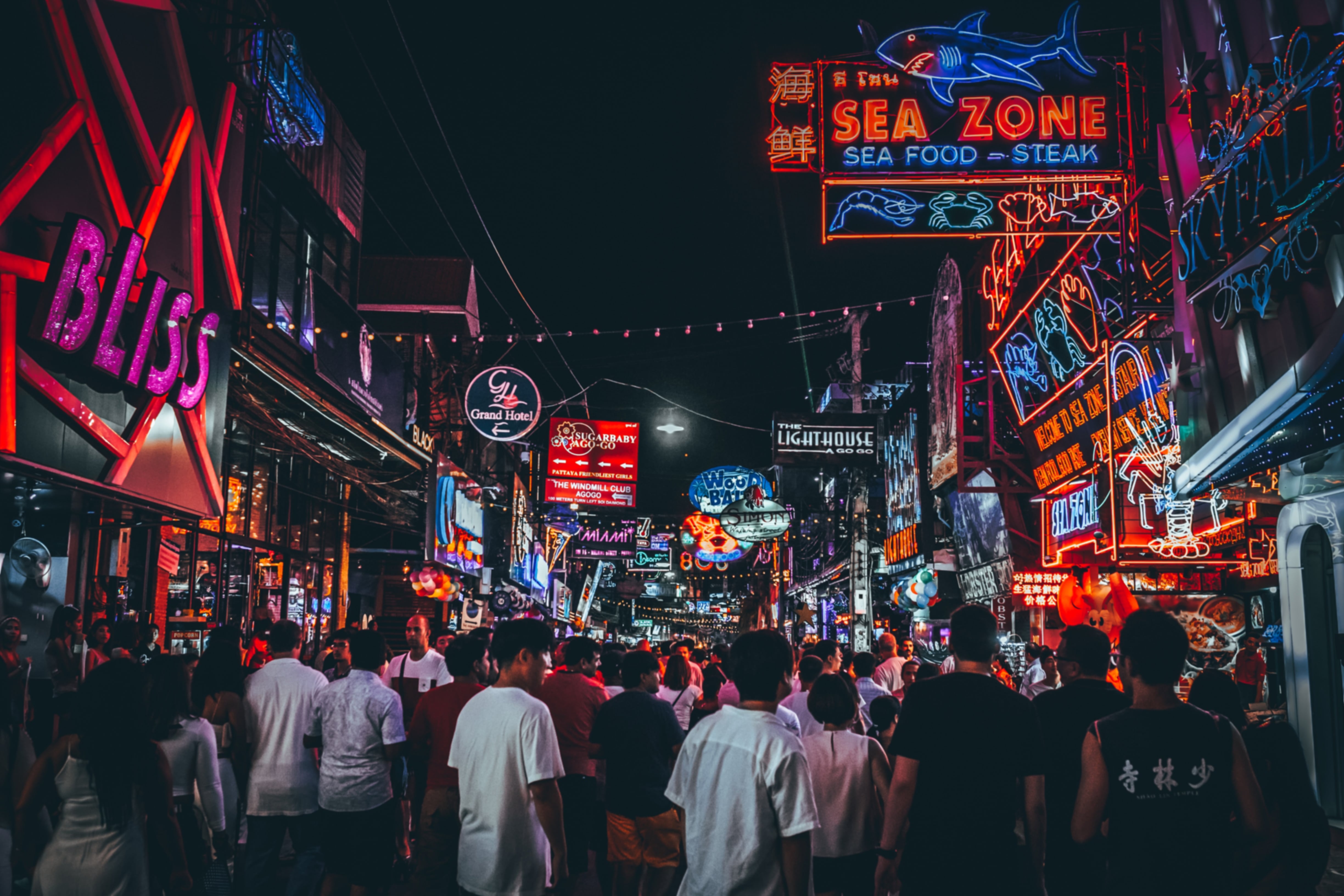 Best Bars in Pattaya 2026: Walking Street Clubs, Rooftop Bars & Beach Nightlife Guide