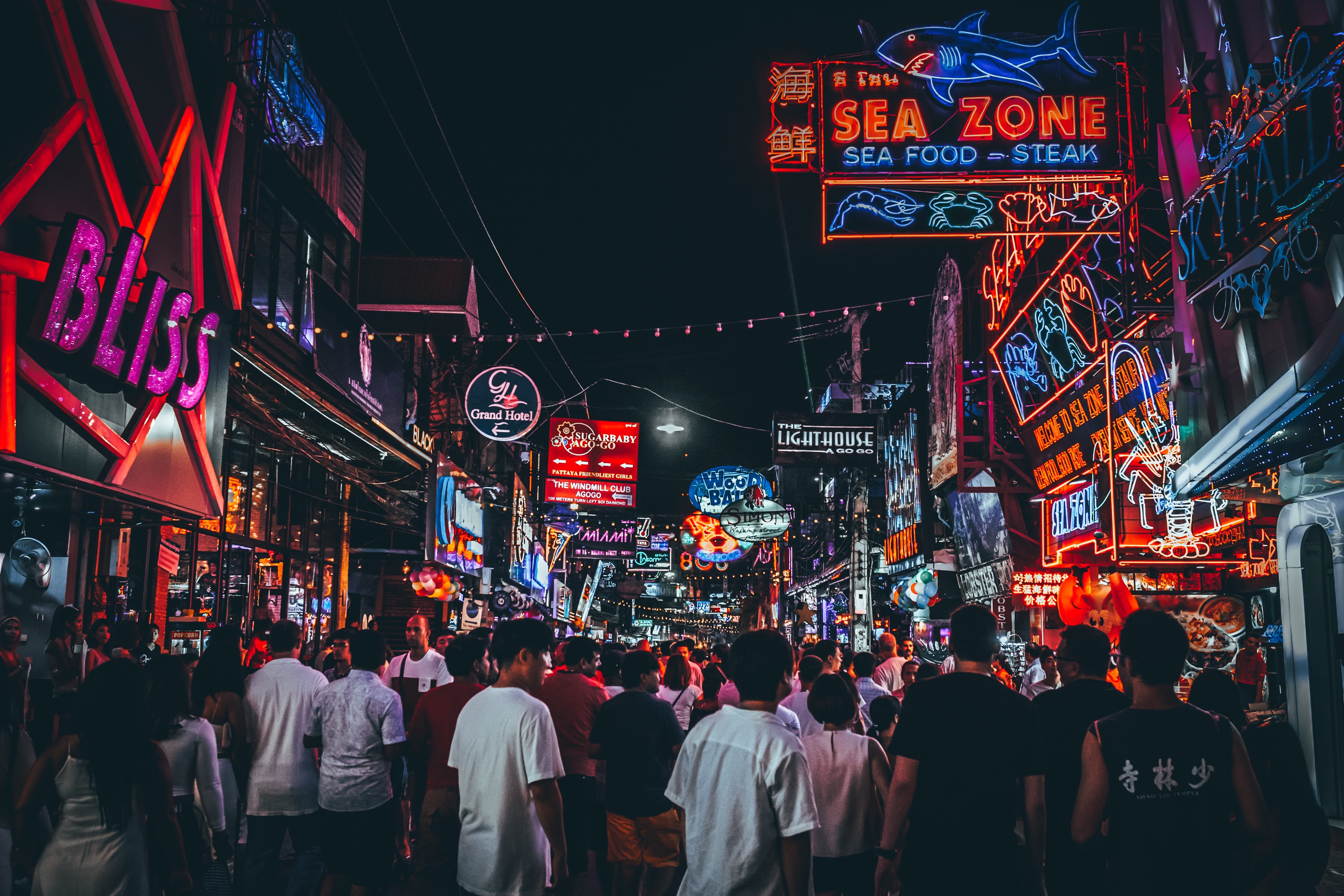 Best Bars in Pattaya 2026: Walking Street Clubs, Rooftop Bars & Beach Nightlife Guide