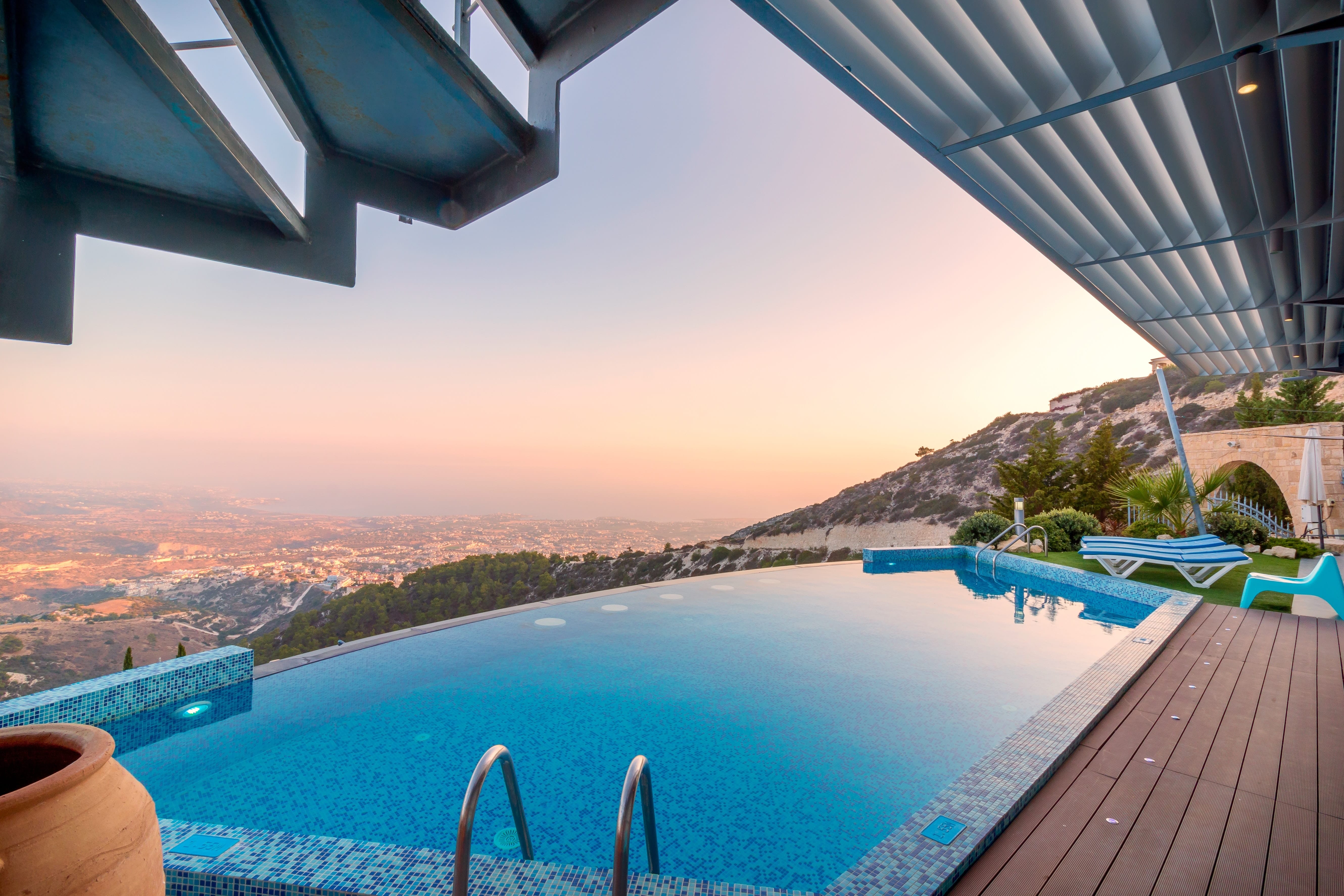 Top 10 Luxury Hotels in Greece: Where to Stay for Stunning Views & 5-Star Comfort