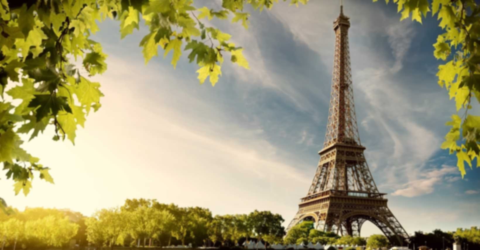 Eiffel Tower at Night vs Daytime: Which is Better for Your Paris Trip?
