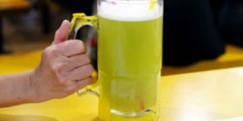 Freshly squeezed sugarcane juice in a tall glass, served at a Singapore hawker centre