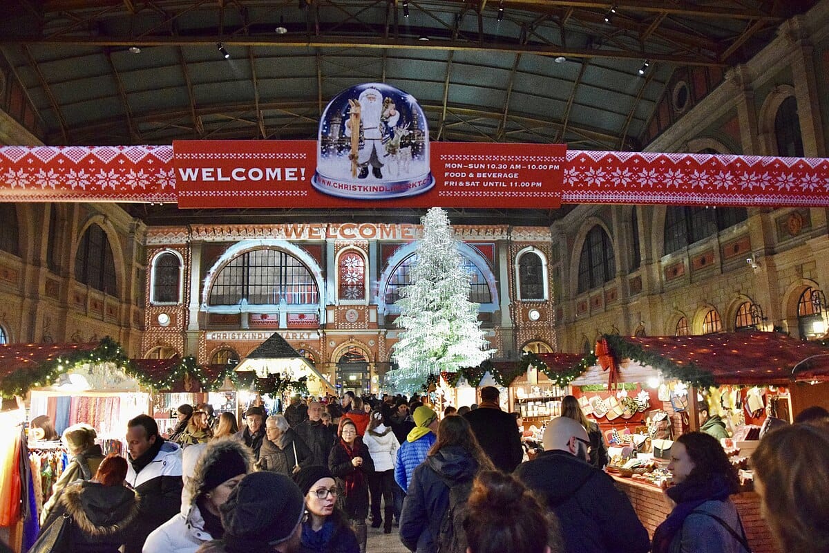 This image has an empty alt attribute; its file name is Christkindlmarkt_-_Christmas_Market_at_Zurich.jpg