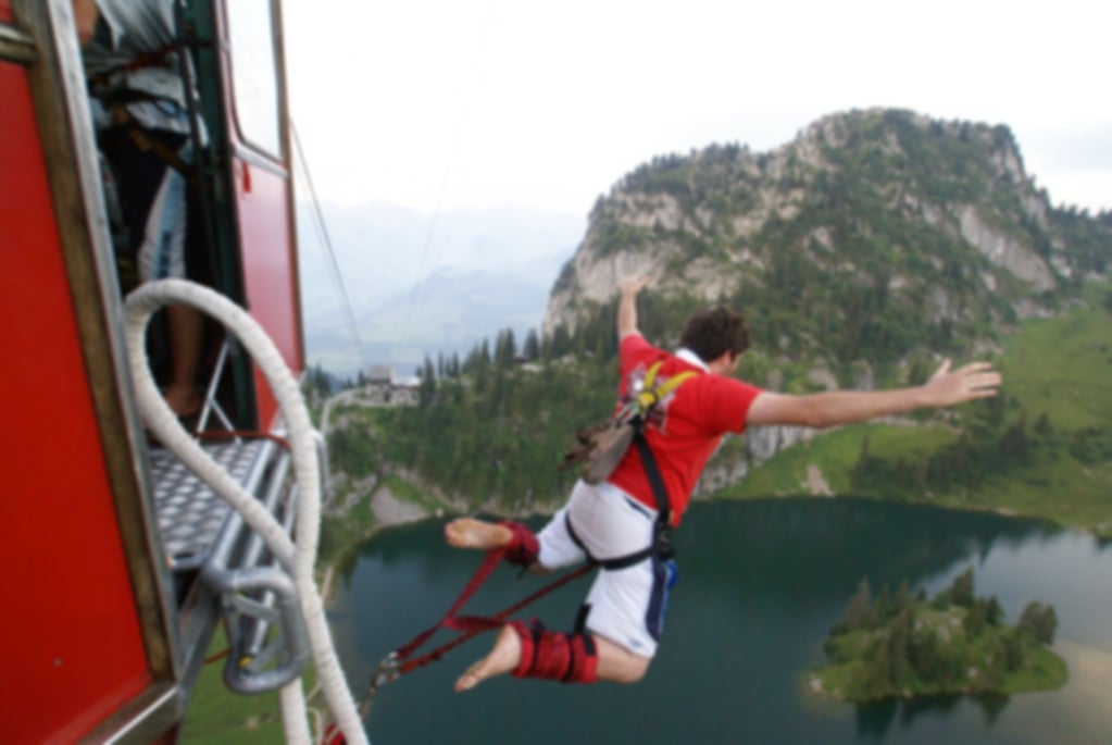 Bungee Jumping in Switzerland : Ultimate Guide to Adrenaline, Alpine Views & Adventure Tourism
