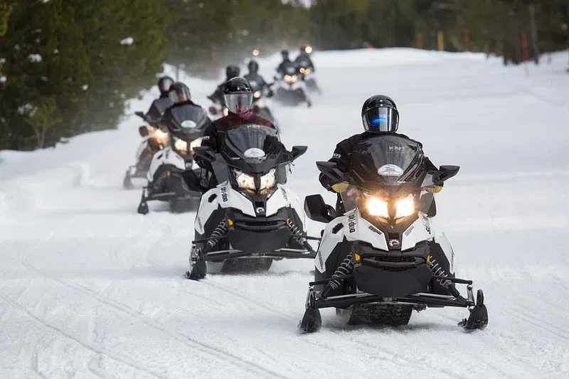 Snowmobiling in Arctic Norway : Best Tours, Routes, Seasons & Safety Guide