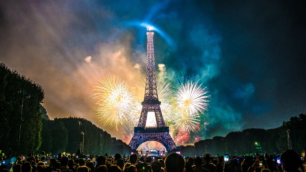 Paris in Summer: Complete Travel Guide to Events, Cruises, Rooftops & Crowd Tips