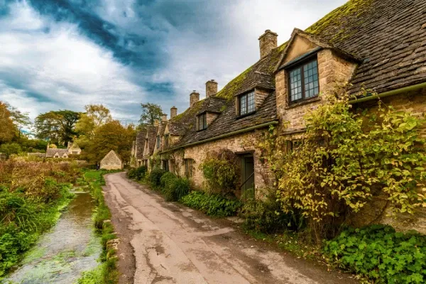 Beautiful houses of Bibury- places to visit in the Cotswolds